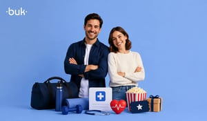 Hombre y mujer sonrientes junto a artículos de salud, deporte y cine sobre convenios de descuentos para empleados.