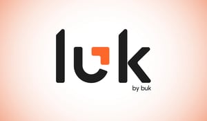 Logo del portal de trabajo Luk by Buk con un fondo difuminado en color blanco y naranja
