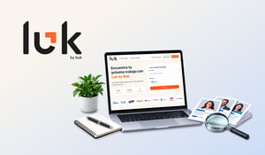 Laptop con la interfaz de Luk y fichas de candidatos para ilustrar las plataformas para buscar empleo.