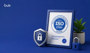 Certificado ISO 27001 enmarcado junto a un escudo y candado de seguridad, confirmando que Buk es certificado ISO.