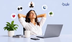 Profesional relajada en su escritorio con íconos de bienestar para prevenir el burnout laboral. 