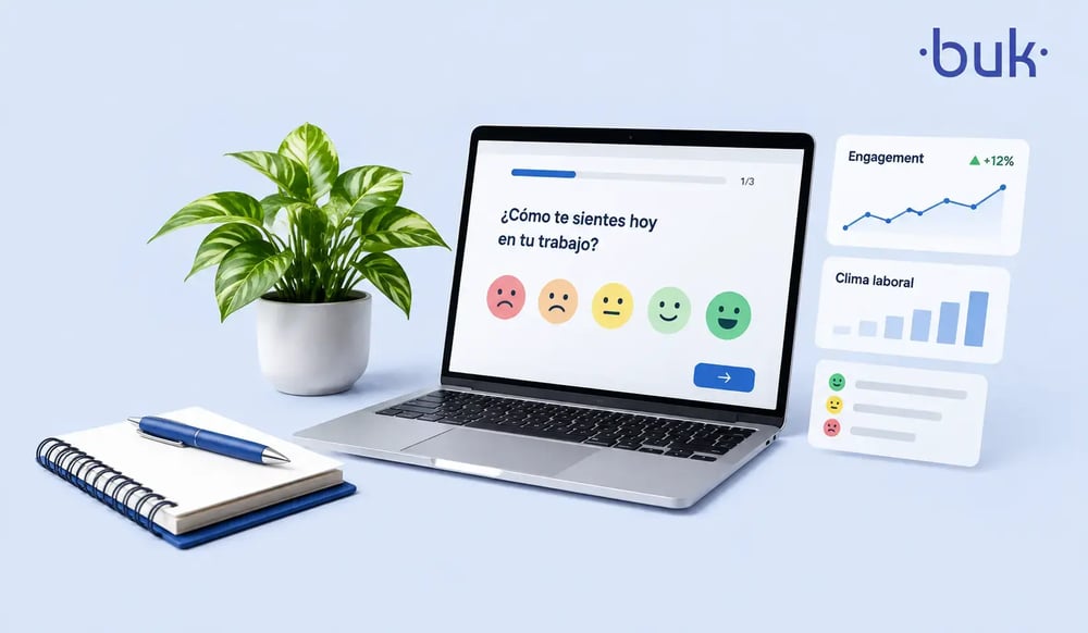 Laptop mostrando una encuesta de pulso con caritas de satisfacción y gráficas de clima laboral.