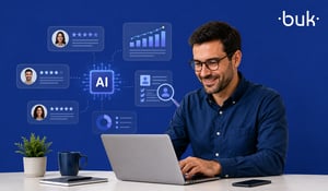 Hombre sonriente con portátil y paneles digitales flotantes de candidatos y gráficos, ejemplos de inteligencia artificial en recursos humanos.  