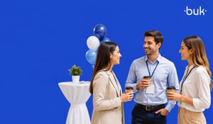 Profesionales en eventos de recursos humanos charlando con café, intercambiando ideas y tendencias.