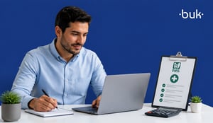 Hombre trabajando en laptop junto a un expediente con el logotipo del Seguro Social para tramitar una incapacidad IMSS. 