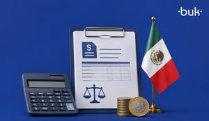 calculadora, monedas mexicanas, portapapeles con la balanza de justicia y documento fiscal