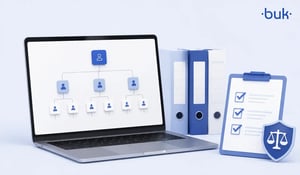 laptop mostrando un organigrama digital junto a carpetas, una lista de verificación y un escudo con una balanza de justicia