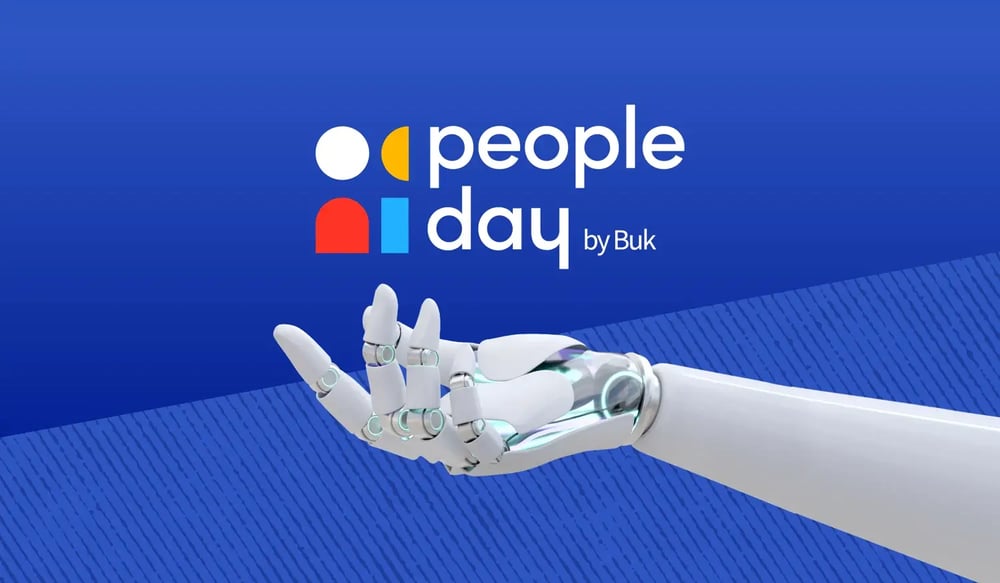 Mano robótica blanca extendida sobre un fondo azul, sobre ella aparece el logo de People Day by Buk.