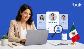 Mujer en laptop analizando perfiles de candidatos con estrellas, lupa y bandera de México, facilitando pruebas de selección de personal. 