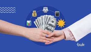 Dos manos estrechándose y sosteniendo un fajo de billetes, simbolizando una transacción económica.