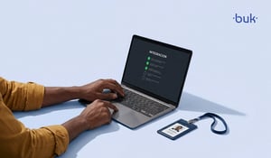 manos en laptop desarrollando una automatización para procesos de onboarding