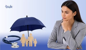 Mujer profesionista analizando. A su lado, una sombrilla protege a una familia y a un estetoscopio.