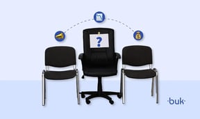Tres sillas de oficina, una vacante al centro e íconos que representan el costo de un empleado.
