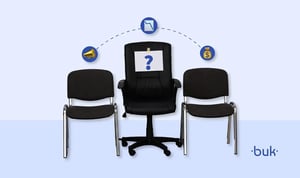 Tres sillas de oficina, una vacante al centro e íconos que representan el costo de un empleado.