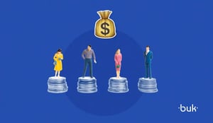Personas sobre pilas de monedas muestran cuánto gana alguien de Recursos Humanos. 