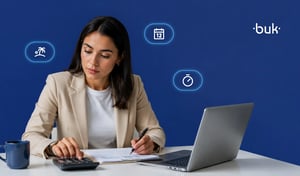 Mujer profesionista trabaja en su laptop en la gestión de turnos y horarios.