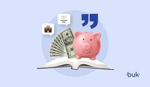 Libro de contabilidad con una alcancía de cochinito encima. Detrás hay algunos billetes y emojis de un portafolio y una  balanza.