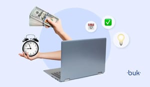 Manos saliendo de una computadora portátil sostienen dinero y un reloj para una nómina transparente y eficiente. 