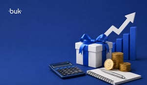 Caja de regalo, monedas, calculadora y gráfico ascendente sobre sobresueldo y compensaciones laborales. 