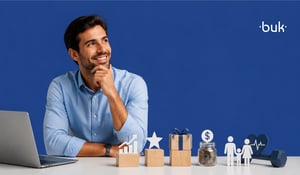 Colaborador sonriente junto a laptop, beneficios e íconos de incentivos laborales sobre fondo azul. 