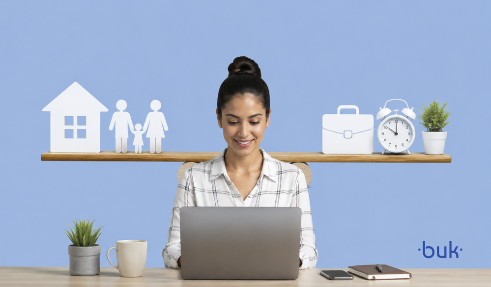 Mujer frente a laptop con balanza de hogar y trabajo para el equilibrio vida personal y laboral.