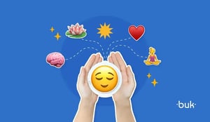 Manos sosteniendo una cara feliz e íconos de salud mental y física sobre cómo hacer un plan de bienestar laboral.