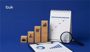 Bloques de madera ascendentes con iconos, calendario con marcas de verificación y gráficos sobre fondo azul. 