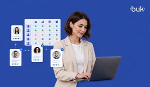 Profesional revisa en su laptop una matriz de planificación de plantilla con perfiles y métricas.