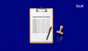 fondo azul con pizarra con tabla mostrando criterios objetivos para aumentos de sueldo 