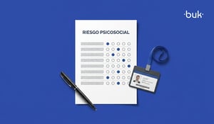 Cuestionario de riesgos psicosociales de la NOM-035 con bolígrafo y gafete de empresa sobre fondo azul