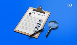 tabla con un currículum vitae y un bolígrafo para hacer apuntes, al costado una lupa