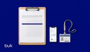 tabla de notas con flujo de automatización inteligente; a un costado aparecen smartphone y gafete