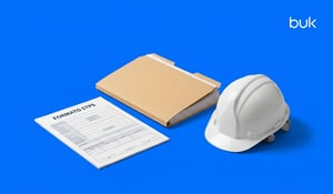 Documento de stps dc3 formato junto a una carpeta café y un casco de seguridad blanco sobre fondo azul.