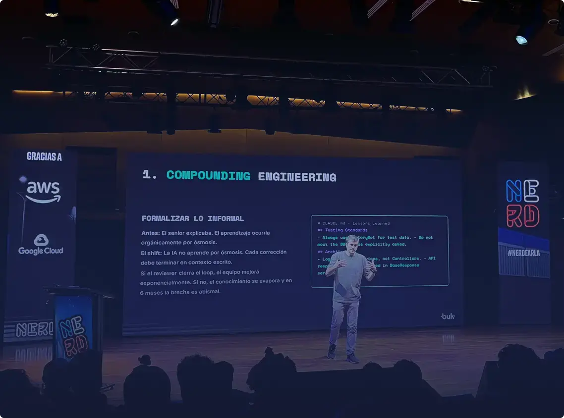 Comunidad tech reunida en un evento en las oficinas de Buk