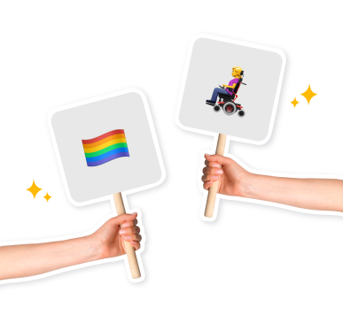 Manos sosteniendo carteles de inclusión y equidad laboral con símbolos de diversidad LGBTQ+ y accesibilidad en el entorno de trabajo.